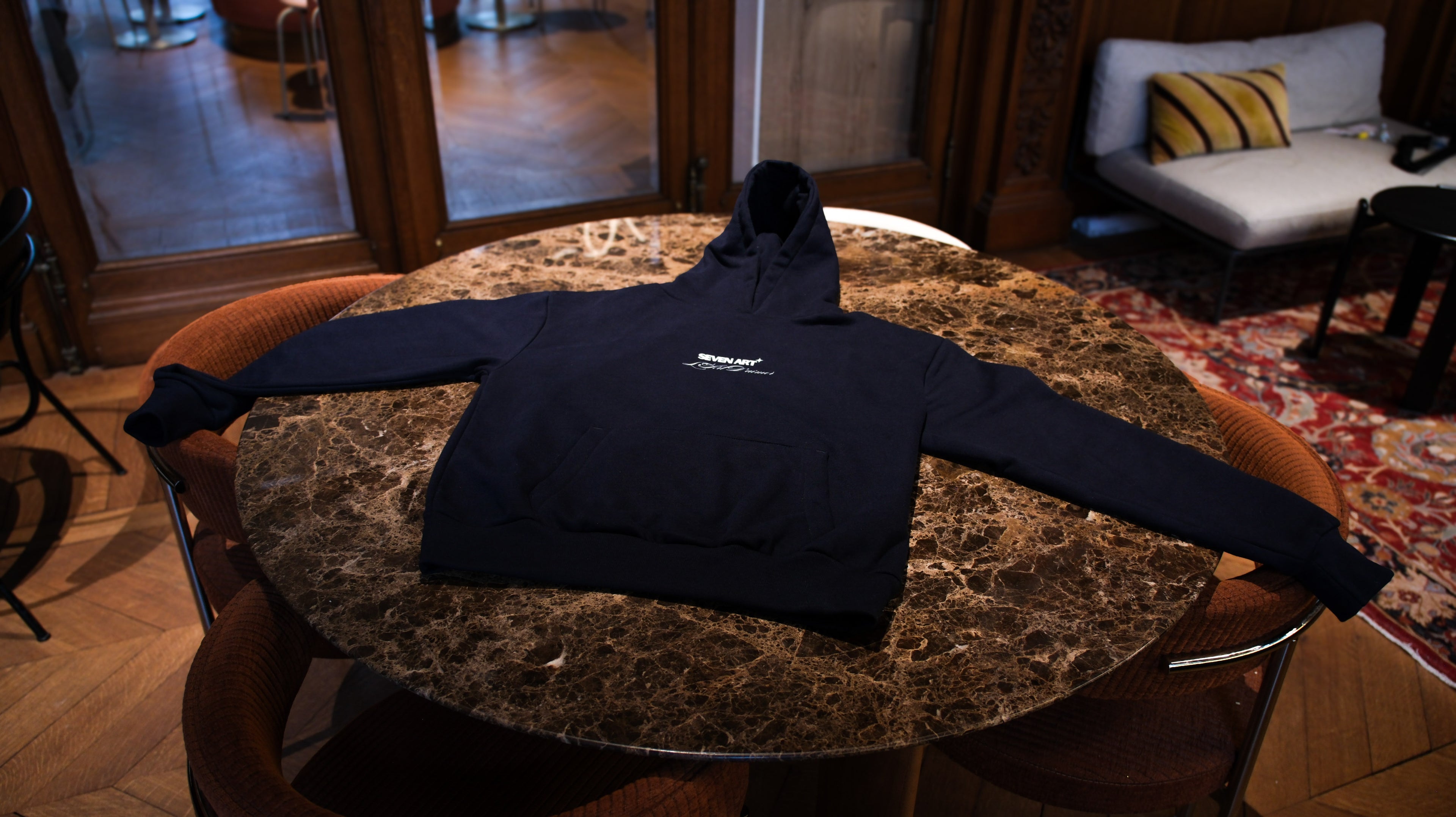 Pull "L'Art D'aimer Discretement"